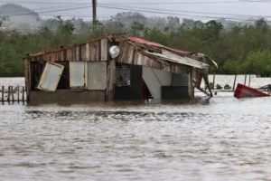 Furacão Melissa deixa 32 mortos e um rastro de destruição no Caribe