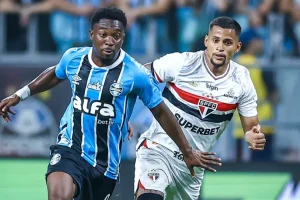 Grêmio aproveita erros do São Paulo, vence em casa e afasta rival do G6