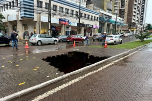 “Há risco de aumentar o buraco”, afirma secretário de infraestrutura sobre cratera na Avenida São Paulo