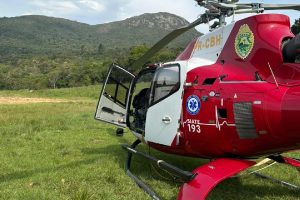 Homem cai de parapente e é resgatado no Morro do Anhangava