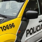 Homem é baleado em plena luz do dia e corre para pedir ajuda