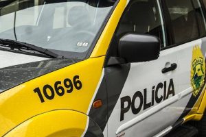 Homem é baleado em plena luz do dia e corre para pedir ajuda