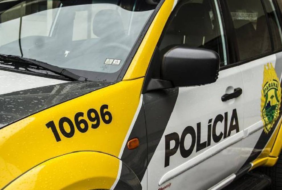 Homem é baleado em plena luz do dia e corre para pedir ajuda
