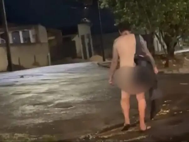 Homem é flagrado nu caminhando por avenida após chuva no Paraná; vídeo
