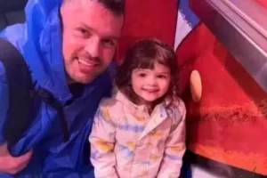 Homem é indiciado após filha morrer dentro de carro enquanto ele bebia