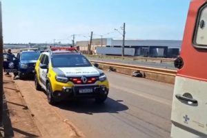 Homem esfaqueou mulher na frente da PM antes de ser morto no Paraná, diz polícia