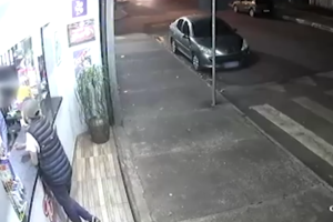 Homem se passa por cliente e assalta loja no Paraná