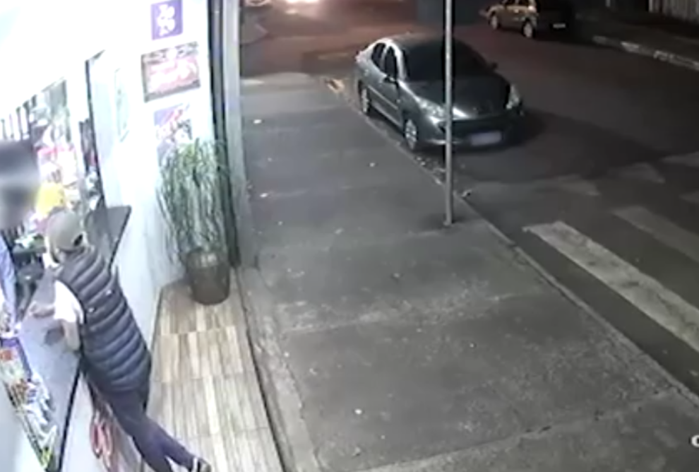 Homem se passa por cliente e assalta loja no Paraná