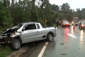 Homem sequestra idoso, capota carro e morre no acidente