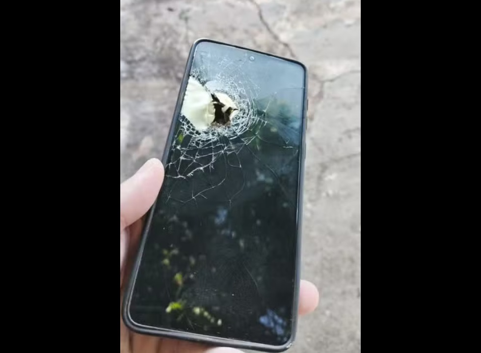 Homem sobrevive após celular barrar tiro que atingiria o tórax, em Londrina