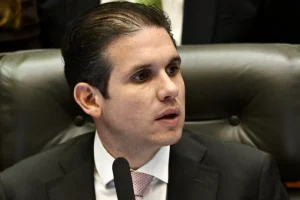 Hugo Motta reage à cobrança por mala de mão e promete barrar abuso