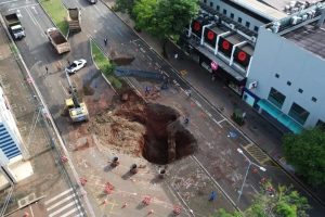 Imagens aéreas mostram dimensão da cratera na Avenida São Paulo, em Maringá; veja