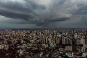 Inmet alerta para tempestades e ventos de até 100 km/h no Paraná