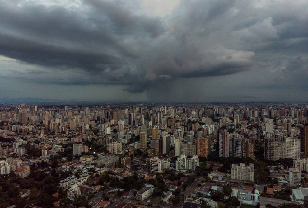 Inmet alerta para tempestades e ventos de até 100 km/h no Paraná