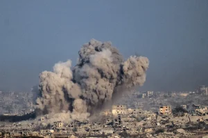 Israel volta a abrir fogo em Gaza; EUA tentam salvar acordo de cessar-fogo