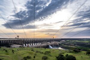 Itaipu impulsiona queda nas contas de luz dos brasileiros com tarifa competitiva