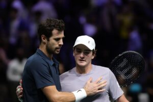 João Fonseca batalha em quadra, mas dá adeus ao Masters 1000 de Paris