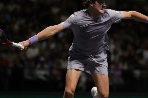 João Fonseca vence Shapovalov na estreia do Masters 1000 de Paris