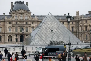 Joias roubadas do Louvre valem R$ 550 milhões, afirma o governo da França