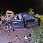 Jovem morre em acidente em Sarandi, a poucos metros da própria casa; carro arrancou coqueiro e partiu ao meio