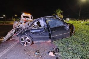 Jovem morre em acidente em Sarandi, a poucos metros da própria casa; carro arrancou coqueiro e partiu ao meio