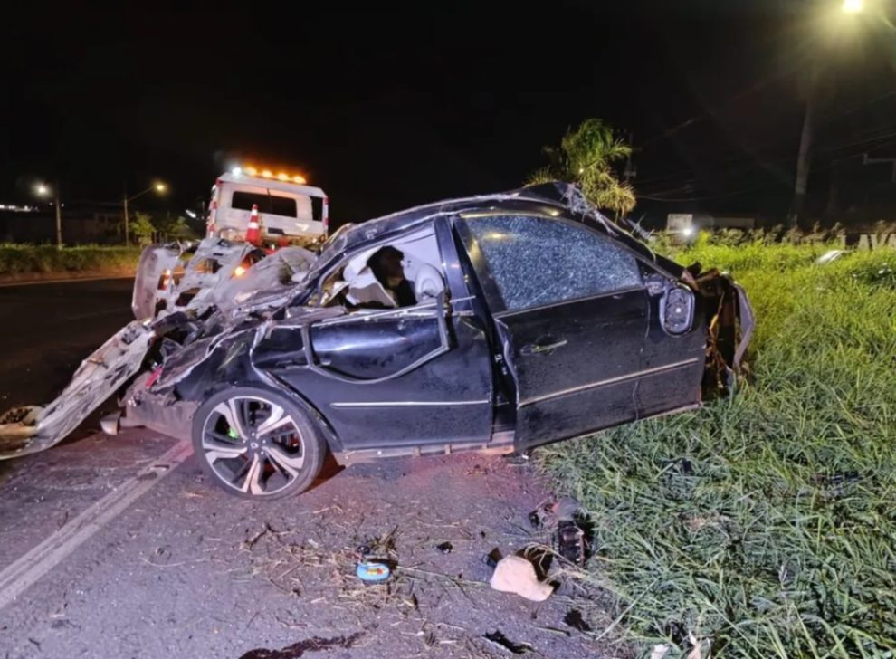 Jovem morre em acidente em Sarandi, a poucos metros da própria casa; carro arrancou coqueiro e partiu ao meio