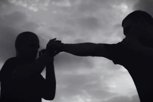 Jovens agridem professor com bastão em cidade do Paraná