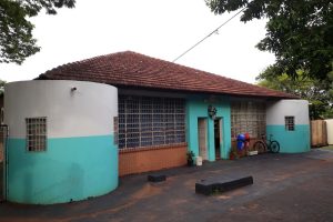 Justiça determina afastamento de professor que exibiu arma de fogo para alunos em sala de aula