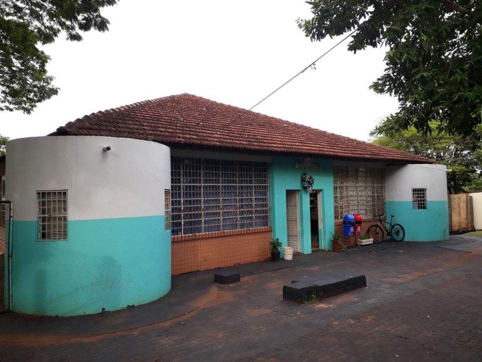 Justiça determina afastamento de professor que exibiu arma de fogo para alunos em sala de aula
