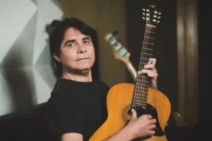 Lô Borges passa por uma traqueostomia e seu estado é grave, afirma hospital