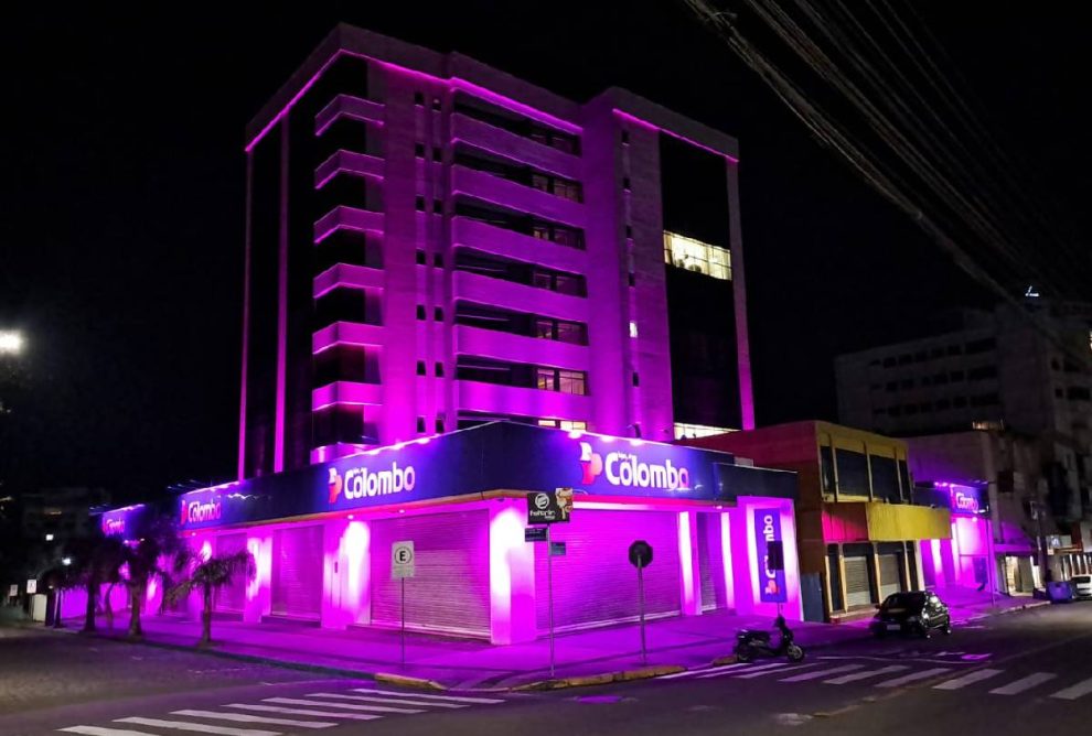 Lojas Colombo abraça a causa do câncer de mama