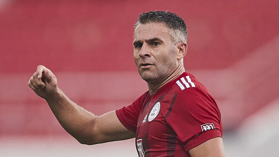 "Loucura"! Time com policial e guarda prisional faz história na UEFA