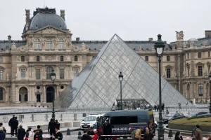 Louvre chegou a abrir nesta segunda, mas fechou novamente após assalto