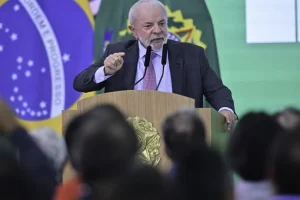 Lula defende uso de moedas locais para comércio Brasil-Indonésia