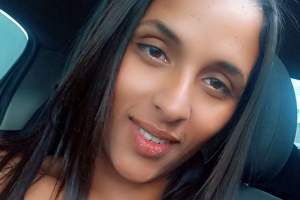 Mãe de seis filhos baleada dentro de carro é identificada