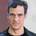 Mateus Solano dá tapa no celular de fã durante peça