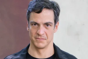 Mateus Solano dá tapa no celular de fã durante peça