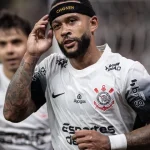 Memphis debocha de zagueiro do Atlético-MG após receber bolada em vitória do Corinthians