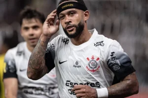 Memphis debocha de zagueiro do Atlético-MG após receber bolada em vitória do Corinthians