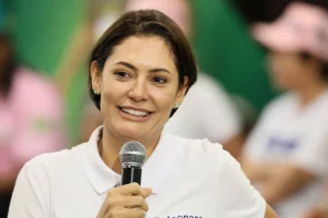 Michelle Bolsonaro ironiza ação de Lindbergh Farias na PGR: "Me ama"