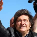 Milei ignora crises na campanha e tenta mostrar otimismo às vésperas de eleição