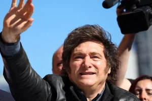Milei ignora crises na campanha e tenta mostrar otimismo às vésperas de eleição