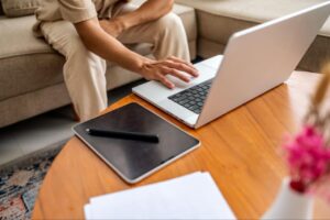 Modelo híbrido deve se tornar padrão nas empresas brasileiras até 2027