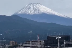 Monte Fuji registra primeira neve do ano com 21 dias de atraso histórico