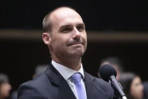 Moraes determina que Defensoria da União assuma defesa de Eduardo Bolsonaro