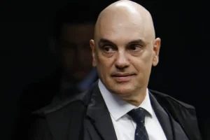 Moraes proíbe visita de presidente do PL a Bolsonaro