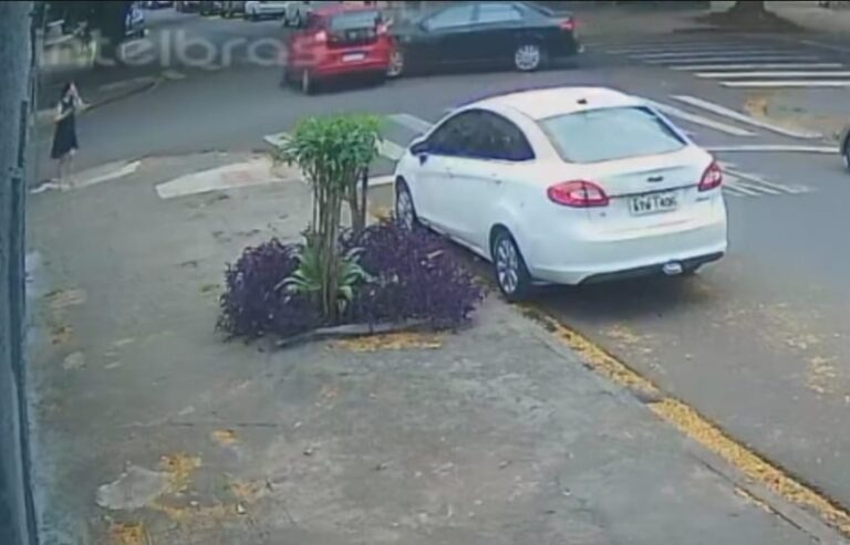 Motorista avança preferencial e causa colisão entre dois carros em Maringá; mulher fica ferida