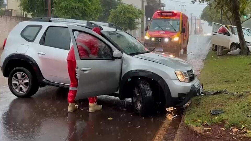 Motorista morre a caminho do hospital após acidente envolvendo três carros no Paraná