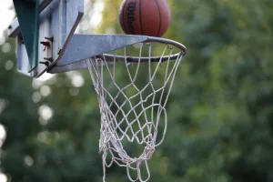 Motorista morre após ataque a ônibus com torcedores de basquete na Itália