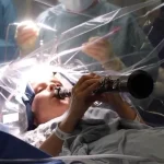 Mulher com Parkinson toca clarinete durante operação ao cérebro; veja!